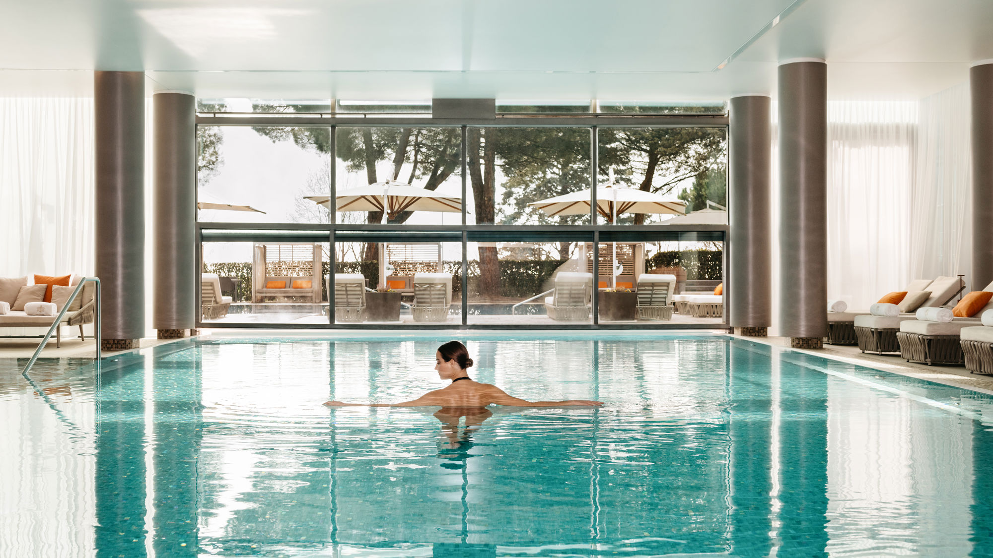 Piscine intérieure du Spa Guerlain au Beau-Rivage Palace Lausanne avec architecture élégante et ambiance bien-être apaisante, hôtel de luxe à Lausanne et palace 5 étoiles à Lausanne Ouchy au bord du lac Léman pour expérience wellness premium