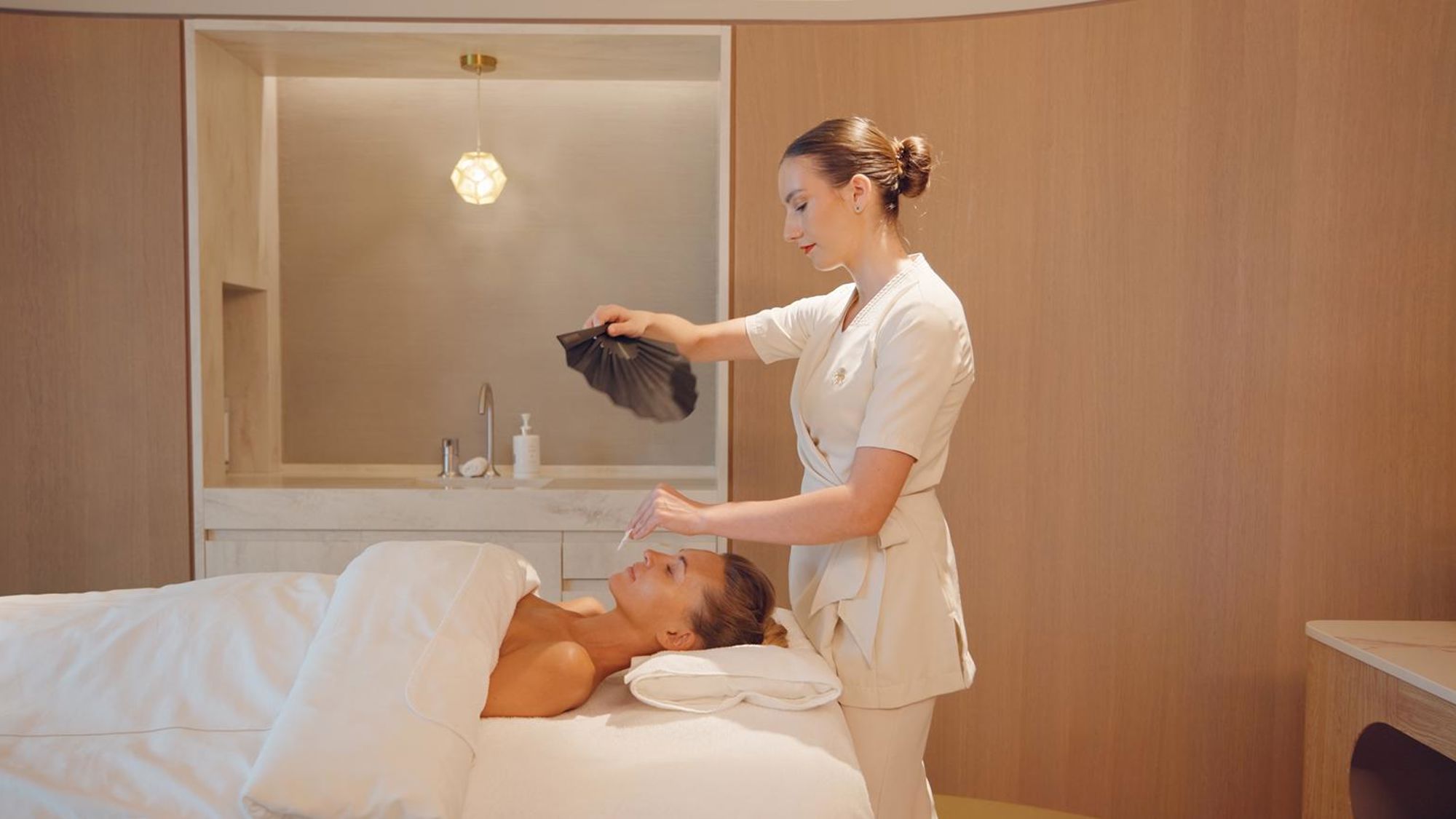 Rituel de soin au Spa Guerlain du Beau-Rivage Palace Lausanne avec expérience bien-être exclusive et relaxation premium dans un hôtel de luxe à Lausanne et palace 5 étoiles à Lausanne Ouchy au bord du lac Léman