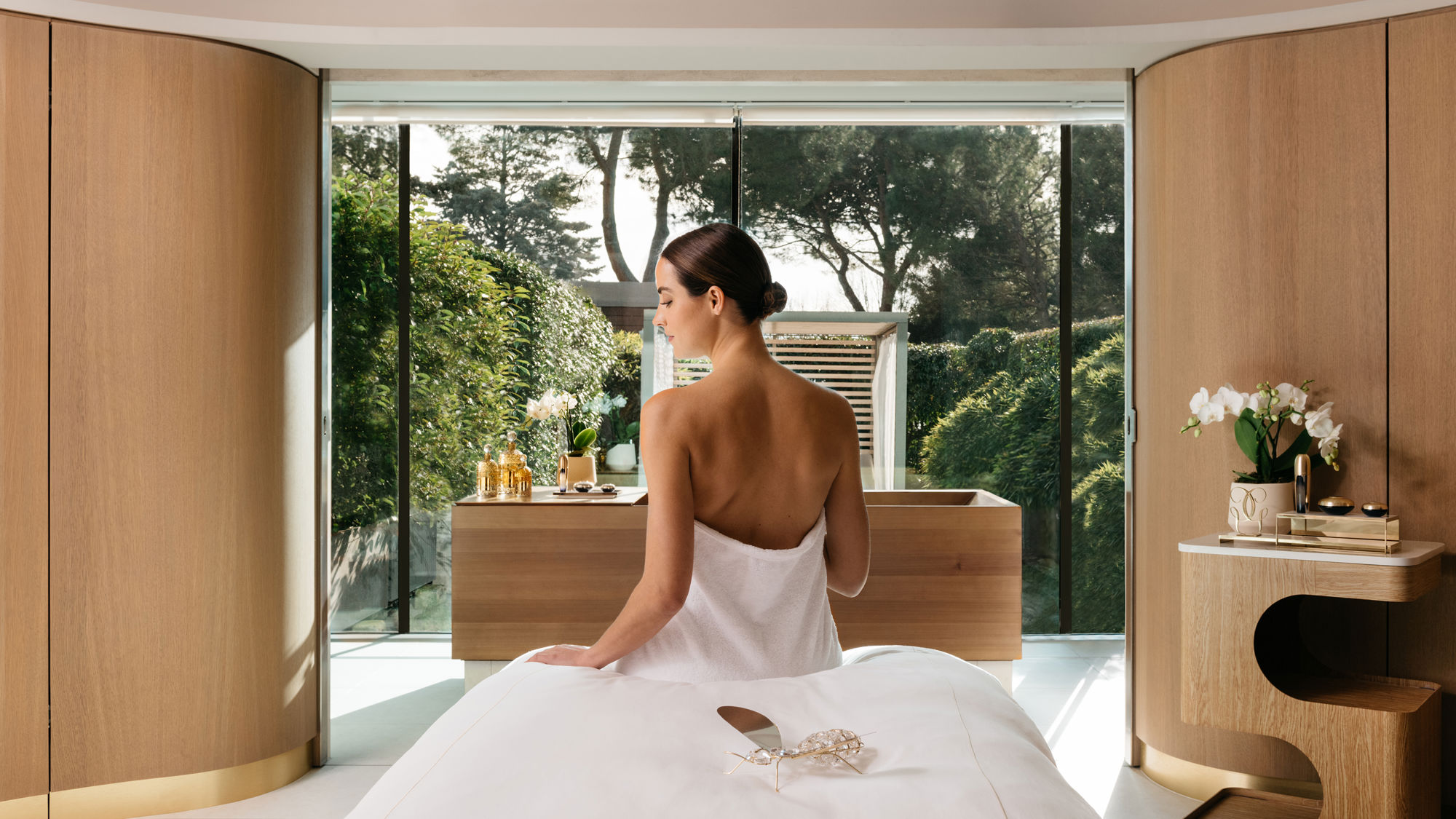 Intérieur de la Suite Orchidée Impériale au Spa Guerlain du Beau-Rivage Palace Lausanne avec univers bien-être raffiné et expérience exclusive dans un hôtel de luxe à Lausanne et palace 5 étoiles à Lausanne Ouchy au lac Léman