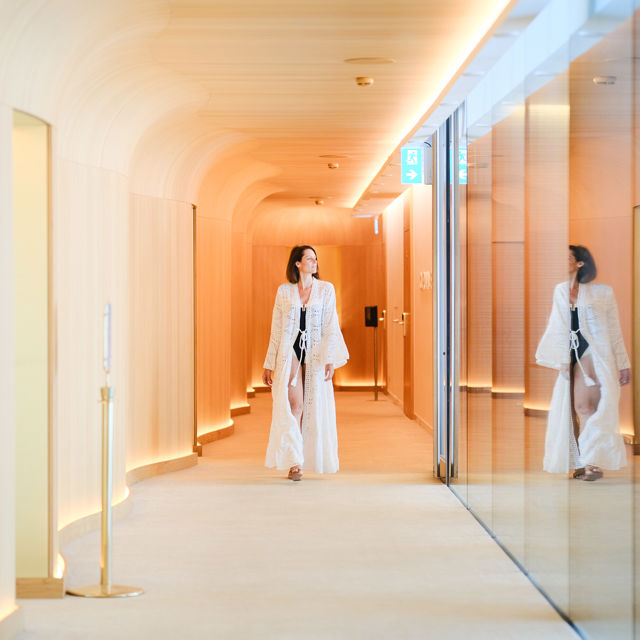 Femme marchant dans le Spa Guerlain du Beau-Rivage Palace Lausanne avec ambiance apaisante, élégance et expérience bien-être dans un hôtel de luxe à Lausanne et palace 5 étoiles à Lausanne Ouchy au bord du lac Léman