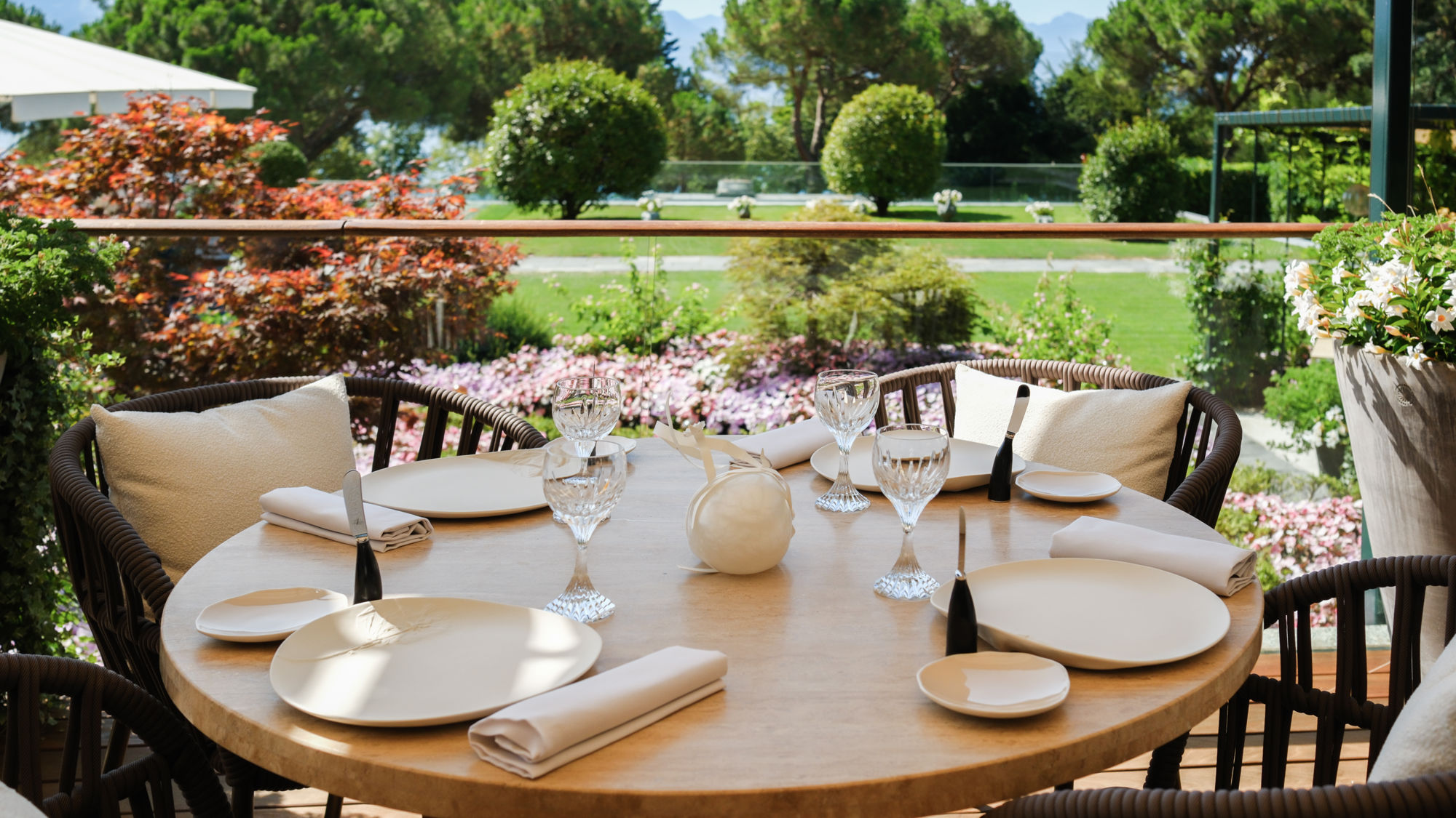 beau-rivage-palace-pic-terrasse-lac-leman-06.jpg